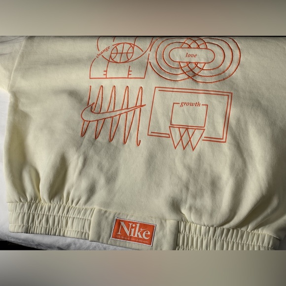 Nike Culture of Basketball
Big Kids' Oversized Pullover Basketball Hoodie - Picture 3 of 10